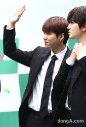 [동아포토]인피니트 우현 '반가워요!'