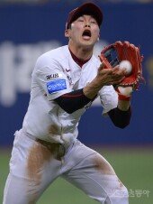 [포토] 김혜성 ‘두 손으로 조심스럽게~’