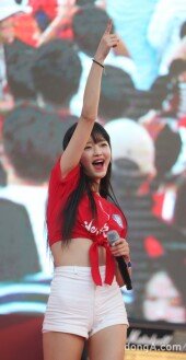 [동아포토]오마이걸 유아, 상큼발랄 붉은악마