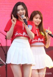 [동아포토]오마이걸 효정 ＂태극전사 힘내세요＂