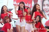 [동아포토]오마이걸 ＂대한민국 축구 대표팀 응원해요＂