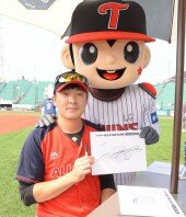 [포토] 이형종 ‘야잘잘의 사인 어때요?’