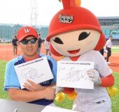 [포토] 최정 ‘SK 마스코트와 함께!’