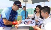 [포토] 최주환 ‘우리 두산팬에게 사인 잘 해줘야지~’