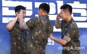 [동아포토]지창욱-강하늘 ‘이등병 성규에게 거수경례 교육’
