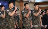 [동아포토]지창욱-강하늘-김성규 ‘수트보다 멋진 군복포스’