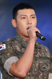[동아포토]지창욱 ‘반짝반짝 빛나는 군인의 눈빛’