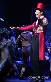 [동아포토]유준상 ‘천재 사기꾼 바넘입니다~’