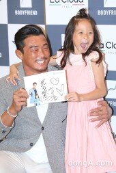 [동아포토]추성훈·추사랑 ‘웃는 얼굴 붕어빵~’