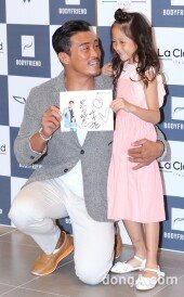 [동아포토]추성훈·추사랑 ‘아빠미소의 정석’