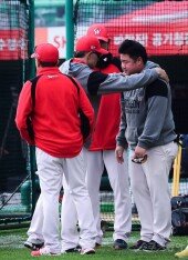 [포토] 힐만 감독 ‘스태프들과 미리 작별인사 중?’