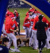 [포토] 한동민 ‘샴페인 맞아도 좋아’