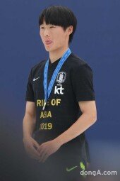 [동아포토]엄원상, 긴장된 순간