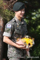 [동아포토]김수현 전역, 한류스타의 꽃미소