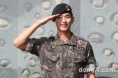 [동아포토]김수현, 거수경례.. 남다른 각
