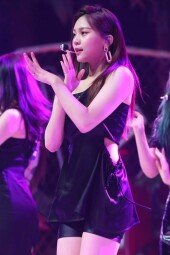 [동아포토]여자친구 엄지, 성숙한 손짓