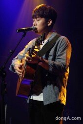 [동아포토]오왠, 노래하는 음유시인