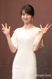 [동아포토]박하선 ＂세시에 만나요＂