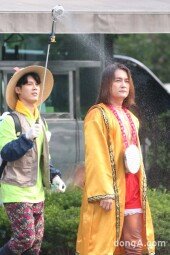 [동아포토]노라조 이색 출근길