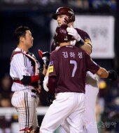 [포토] 김하성과 기쁨을 나누는 샌즈