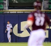 [포토] 김현수 ‘공이 외야에 끼었어요’