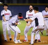 [포토] 김민성 ‘시원한 물세례~’