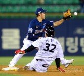 [포토] 김찬형 ‘1루주자 아웃’