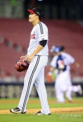 [포토] 임찬규 ‘홈런으로 역전 허용이라니’