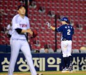 [포토] 2타점 박민우 ‘경기는 원점으로’