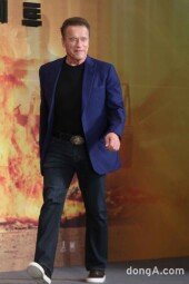 [동아포토]아놀드 슈왈제네거 ＂아윌비 백＂