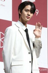 [동아포토]씨아이엑스 배진영, 시크한 손인사