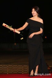 [동아포토]최수영 ＂꽃 받아주세요＂