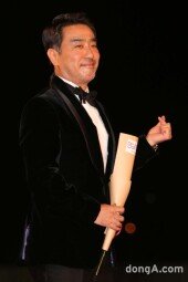 [동아포토]류승룡 ＂이것은 하트인가?＂