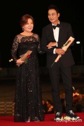 [동아포토]김해숙-임달화, 다정한 입장(청룡영화상)