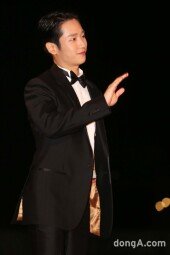 [동아포토]정해인, 달콤한 손인사 (청룡영화상)