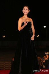 [동아포토]조여정, 여우주연상의 미소 (청룡영화상)