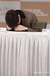 [동아포토]하자있는 인간들..고개 숙인 안재현