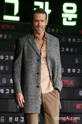 [동아포토]라이언 레이놀즈, 복면가왕 가수 겸 배우