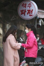 [화보]심은하, 이제 배우 아닌 지상욱 배우자.. 유세 지원