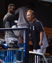 [포토] 유희관 ‘알칸타라 오늘 투구 좋았어’