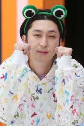 [동아포토]슬리피, 파이팅하는 청개구리