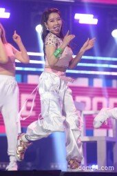 [동아포토]나띠, 에너지 넘지는 무대