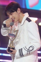 [동아포토]아스트로 차은우, 눈물 닦는 챔피언