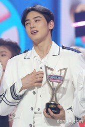 [동아포토]아스트로 차은우, 1위 소식에 놀란 가슴