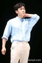 [동아포토]김동완, 연기하다가 목 잡아