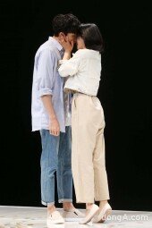 [동아포토]성두섭-곽선영, 맑은 입맞춤