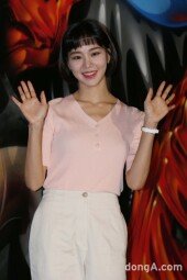 [동아포토]한지은, 상큼발랄하게 손인사