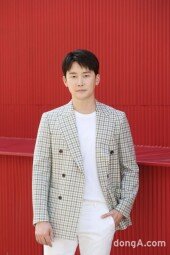 [동아포토]김준한, 레드가 어울리는 남자