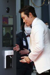 [동아포토]이병헌, 손 소독부터