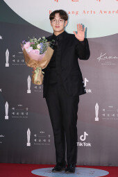 [포토]장성규, 꽃을 든 맨 (2020 백상예술대상)